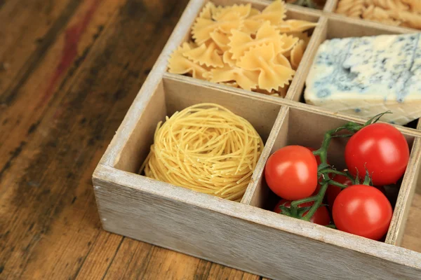 İtalyan ürünleri ahşap kutu yakın çekim — Stok fotoğraf