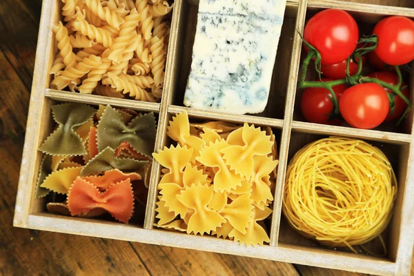 Produtos italianos em caixa de madeira close-up — Fotografia de Stock