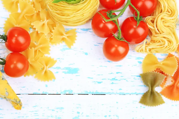 Diferentes pastas, quesos y tomates en primer plano de mesa de madera —  Fotos de Stock