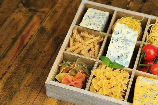 Italské produkty v dřevěné krabici na tabulka detail — Stock fotografie