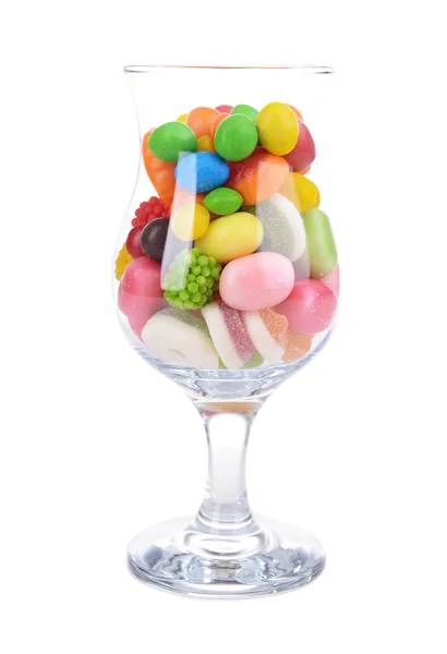Διαφορετικά πολύχρωμα φρούτα καραμέλα σε ποτήρι που απομονώνονται σε λευκό — Φωτογραφία Αρχείου