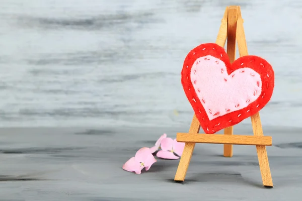 Beautiful heart  small decorative easel on grey background — Stock Photo, Image