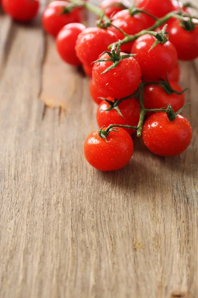 Tomates cherry frescos en mesa de madera vieja —  Fotos de Stock