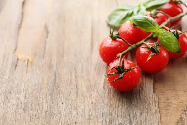 Tomates cherry frescos en mesa de madera vieja — Foto de Stock