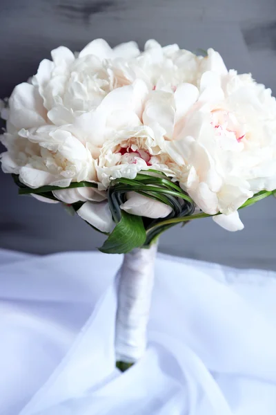 Beautiful wedding bouquet on  color wooden background — Stock Photo, Image