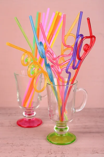 Straws in glasses on pink background — Stock Photo, Image