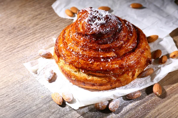 Leckeren Kuchen auf dem Tisch aus nächster Nähe — Stockfoto