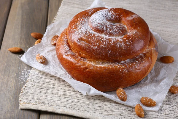 Leckeren Kuchen auf dem Tisch aus nächster Nähe — Stockfoto