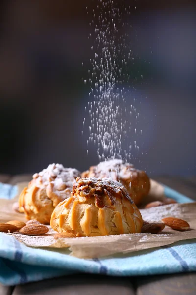 Tablodaki koyu arka plan üzerine lezzetli Pastalar — Stok fotoğraf
