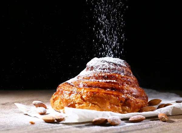 Leckeren Kuchen auf dem Tisch auf schwarzem Hintergrund — Stockfoto