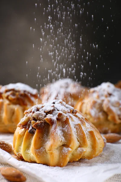 Lekker gebak op tafel op grijze achtergrond — Stockfoto