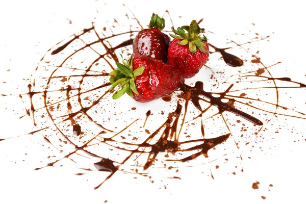 Çikolata, kırmızı olgun çilek beyaz izole — Stok fotoğraf