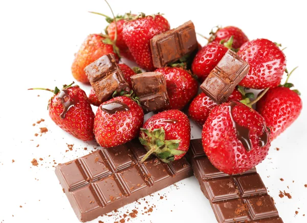 白で隔離されるチョコレート、赤い熟したイチゴ — ストック写真