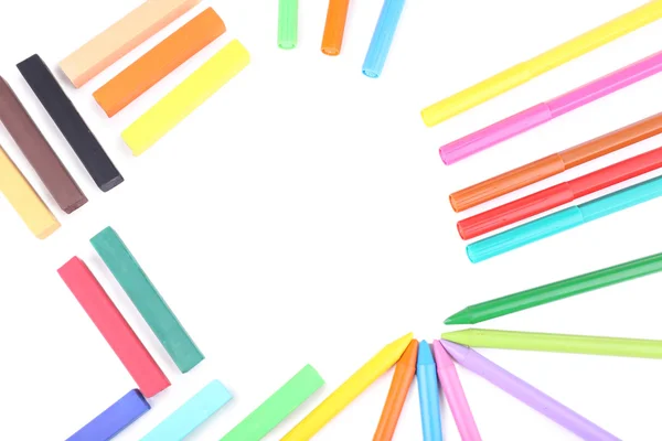 Marco con lápices de colores y pasteles de tiza, aislado en blanco —  Fotos de Stock