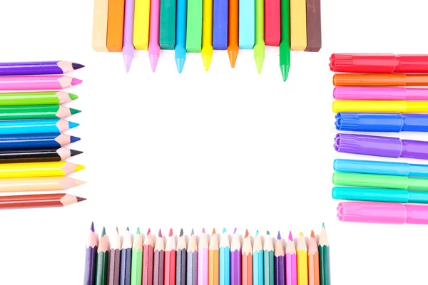 Cadre avec des crayons colorés et pastels à la craie, isolé sur blanc — Photo