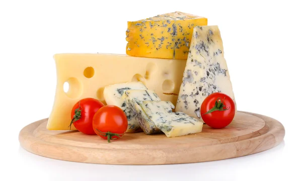 Verschiedene Käsesorten isoliert auf weiß — Stockfoto