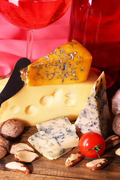 Verschiedene Käse- und Weinsorten isoliert auf weiß — Stockfoto