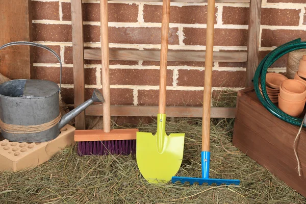 Herramientas de jardinero sobre fondo de ladrillos —  Fotos de Stock