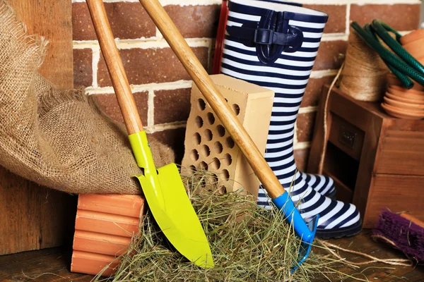 Herramientas de jardinero sobre fondo de ladrillos — Foto de Stock