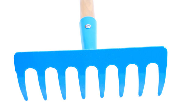 Садовые грабли изолированы на белом
