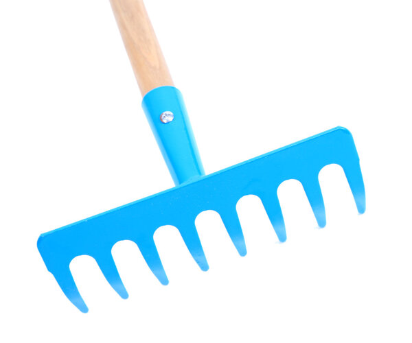 Садовые грабли изолированы на белом
