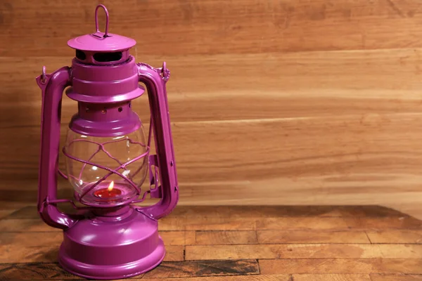 Lanterna colorata su sfondo di legno — Foto Stock