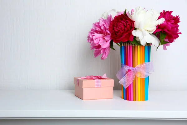Mooie bloemen in kleurrijke potloden vaas in het interieur — Stockfoto