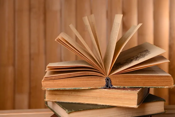 Gamla böcker på bord på trä bakgrund — Stockfoto