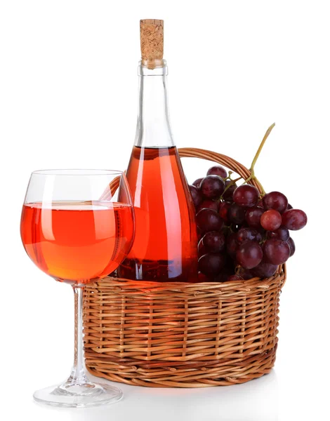 Uvas maduras, copa de vino y botella de vino aislada en blanco — Foto de Stock