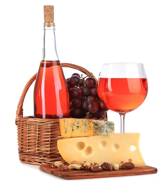 Vino rosa, uva e formaggio isolati su bianco — Foto Stock