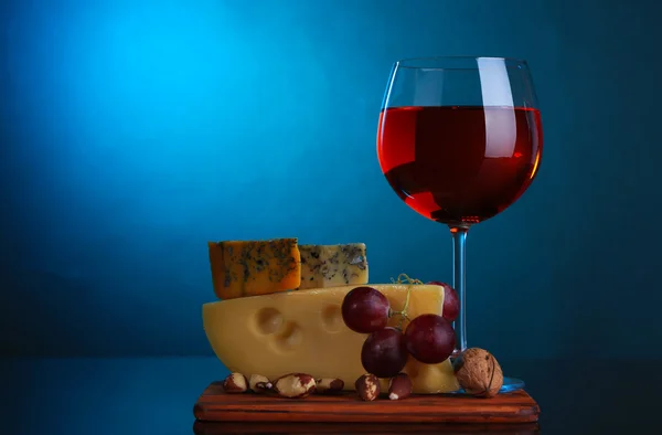 Pink wine, grapes and cheese on colorful background — Stock Photo, Image