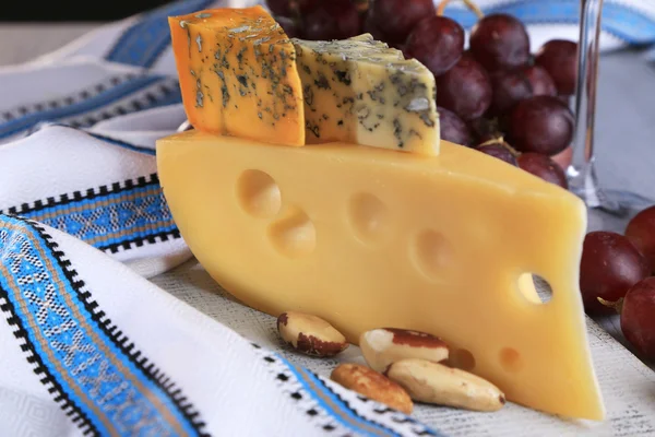 Diferentes tipos de queijo com vinho na mesa close-up — Fotografia de Stock