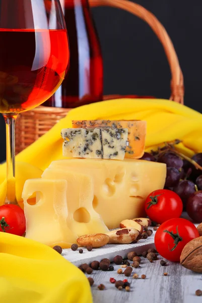 Verschiedene Käsesorten mit Wein auf dem Tisch aus nächster Nähe — Stockfoto