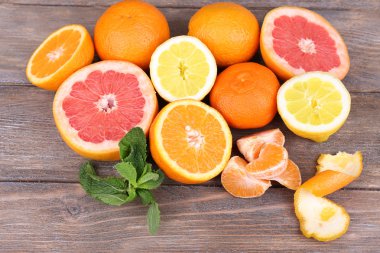 taze narenciye ahşap zemin üzerine yeşil yaprakları ile