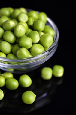 siyah arka plan üzerine izole kase taze yeşil bezelye