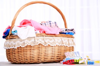 sepeti masaya hafif arka plan üzerinde renkli elbise