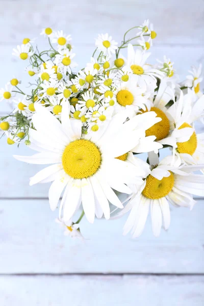 Beautiful bouquet of daisies on wooden background — Stock Photo, Image