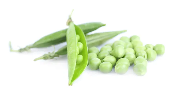 Guisantes verdes frescos aislados sobre fondo blanco —  Fotos de Stock