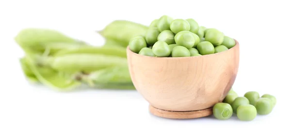 Frische grüne Erbsen in Holzschale, isoliert auf weißem Hintergrund — Stockfoto