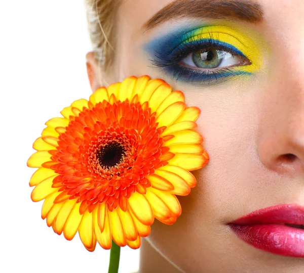 Bella donna con trucco luminoso e fiore, isolato su bianco — Foto Stock