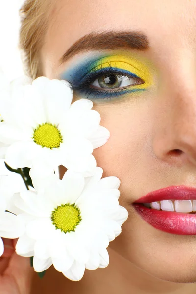 Krásná žena s světlý make-up a květina, zblízka — Stock fotografie