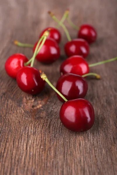 Ripe sweet cherries on wooden table — Stock Photo, Image