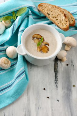 peçeteye ahşap arka plan üzerinde beyaz tencerede mantar çorbası