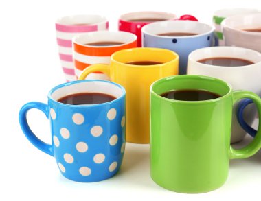 Kahve üzerine beyaz izole birçok bardaklar