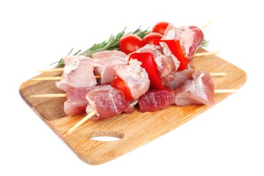 beyaz izole pişmemiş domuz kebap