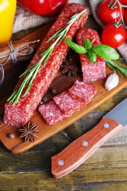 lezzetli salam sosis ve ahşap zemin üzerine baharat