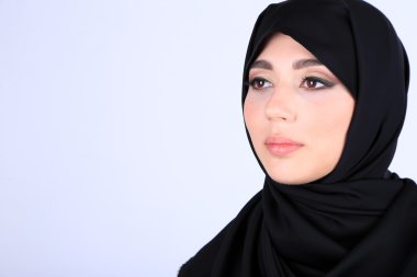 gri arka plan üzerinde güzel Müslüman Arap kadın