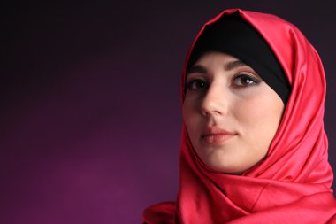 koyu renk arka plan üzerinde güzel Müslüman Arap kadın