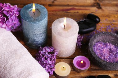 ahşap zemin üzerinde spa tedavisi, havlu ve eflatun çiçekler ile kompozisyon