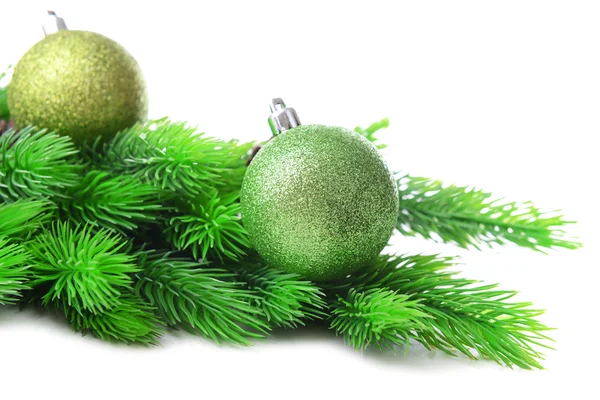 Bolas de Navidad sobre abeto, aisladas sobre blanco — Foto de Stock
